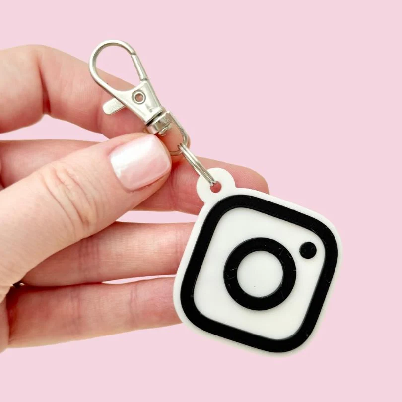 Breloc NFC instagram personalizat pentru afacerea ta