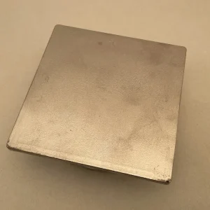 Curățarea prizei Aluguss „Square” cu o manșon rotundă de instalare