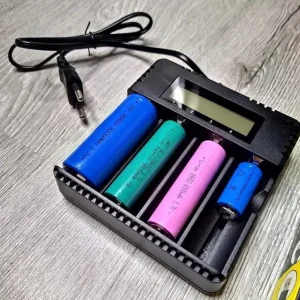 Incarcator cu DISPLAY 4 Porturi 4.2v Li-Ion