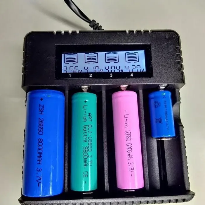 Incarcator cu DISPLAY 4 Porturi 4.2v Li-Ion