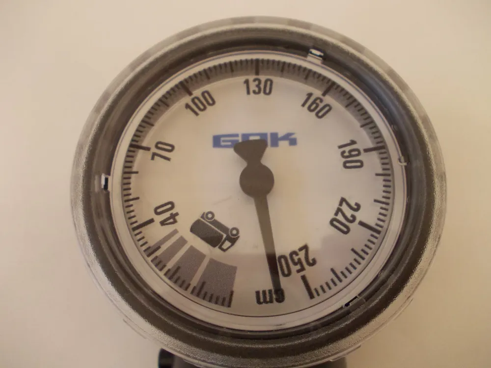 Indicator de nivel mecanic pentru rezervorul de ulei cu un înotător