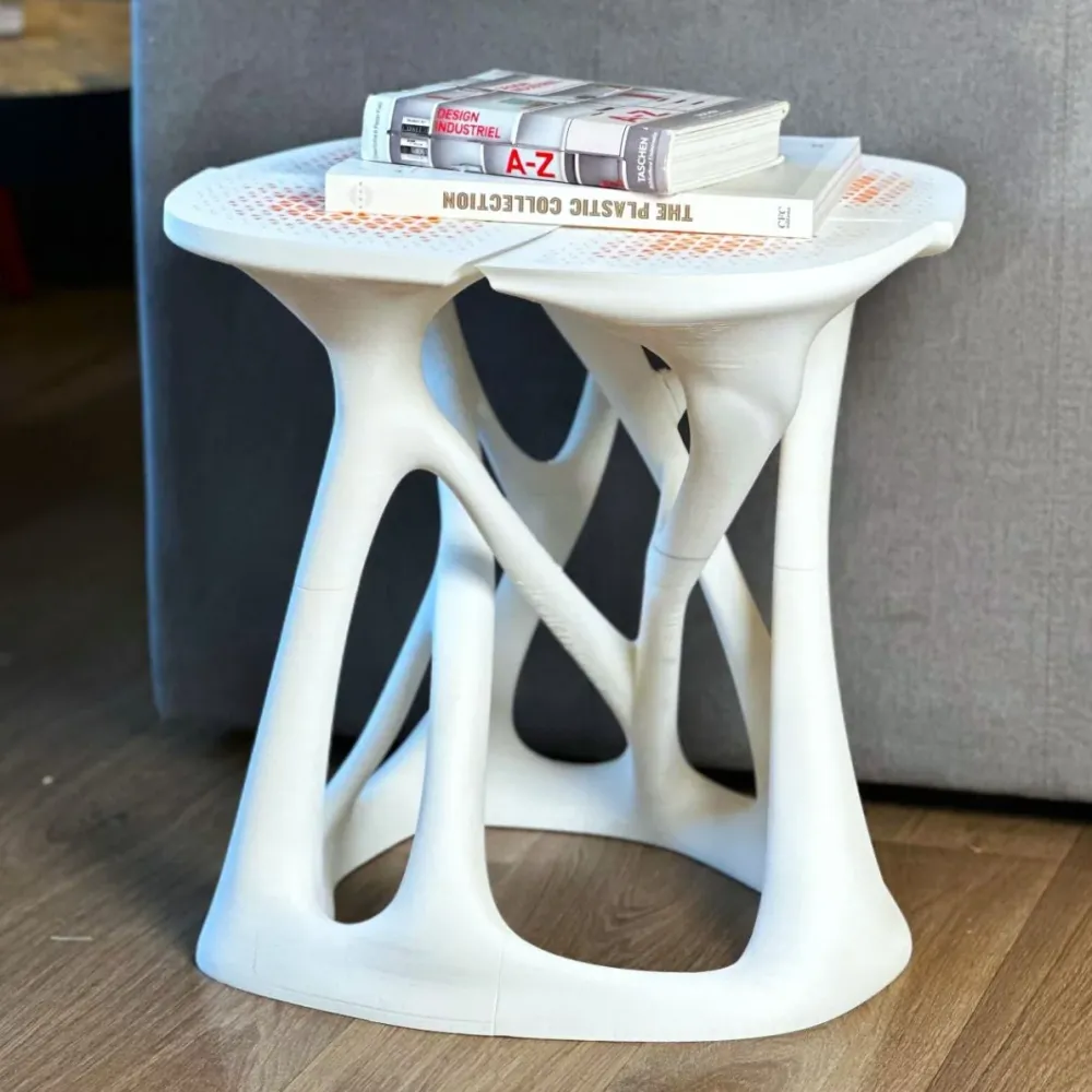 Măsuță de colț cu design organic, modern
