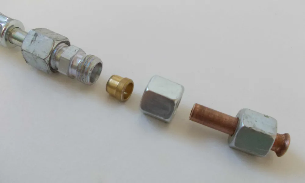 Rezervorul de ulei de conectare la regulatorul de ulei Tubul de cupru răsturnat aprox. 6cm