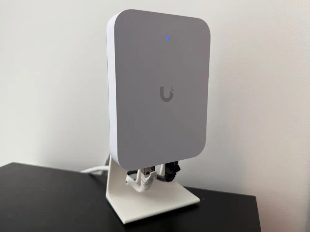 Suport de birou pentru Unifi U7 IW – organizare elegantă și stabilitate