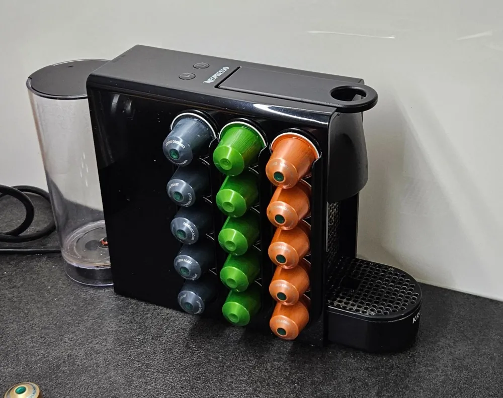Suport compact pentru capsule Nespresso – organizare inteligentă pentru cafea la îndemână