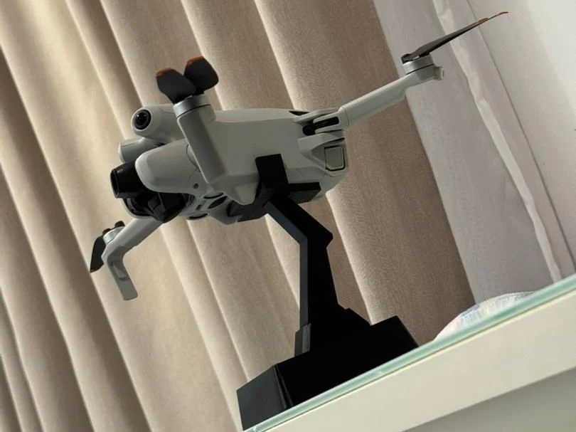 Suport elegant de birou pentru drona DJI Mini 4 Pro, cu design inclinat