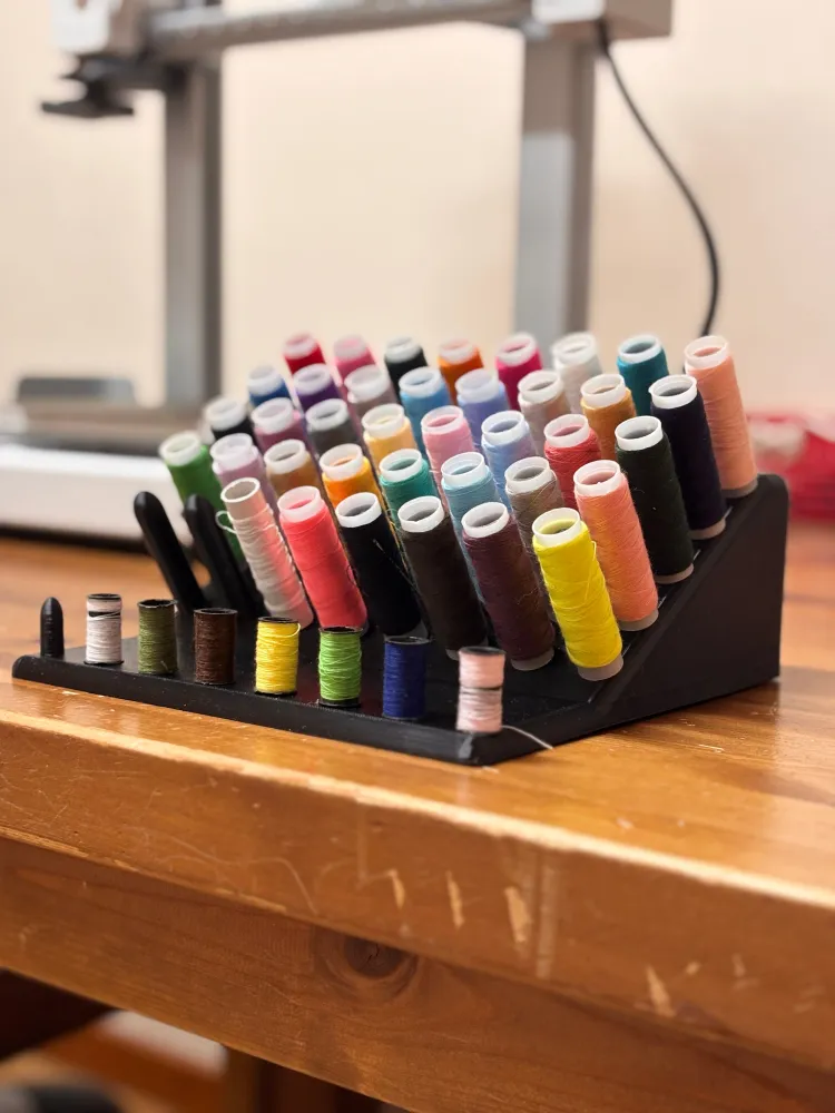 Suport organizator pentru țe de cusut – 40+ papiote, design înclinat compact
