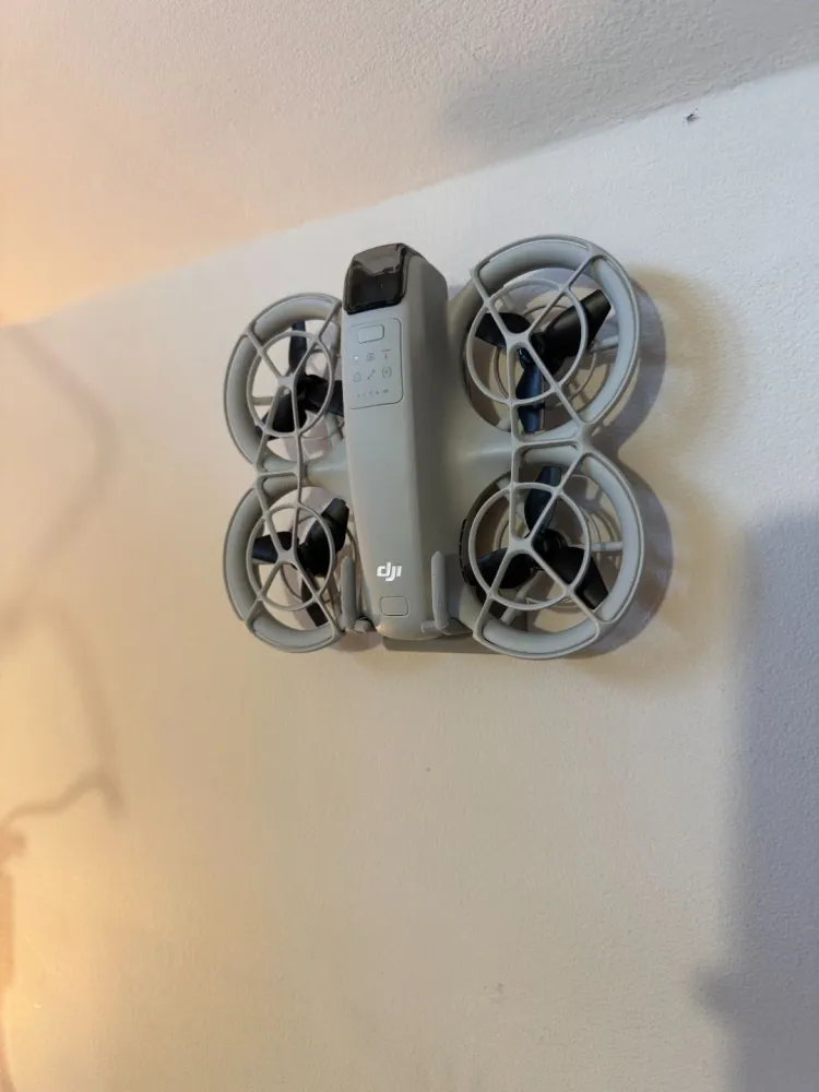 Suport de perete pentru drona DJI NEO cu prindere sigură