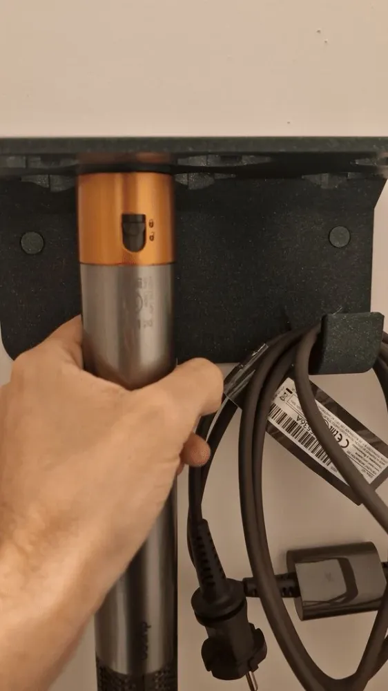 Suport de perete cu sistem twist lock pentru Dyson Airwrap