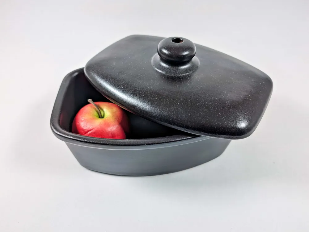 Tigaie cu mere coapte la cuptor manual, din mată neagră ceramică