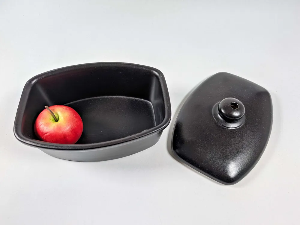 Tigaie cu mere coapte la cuptor manual, din mată neagră ceramică