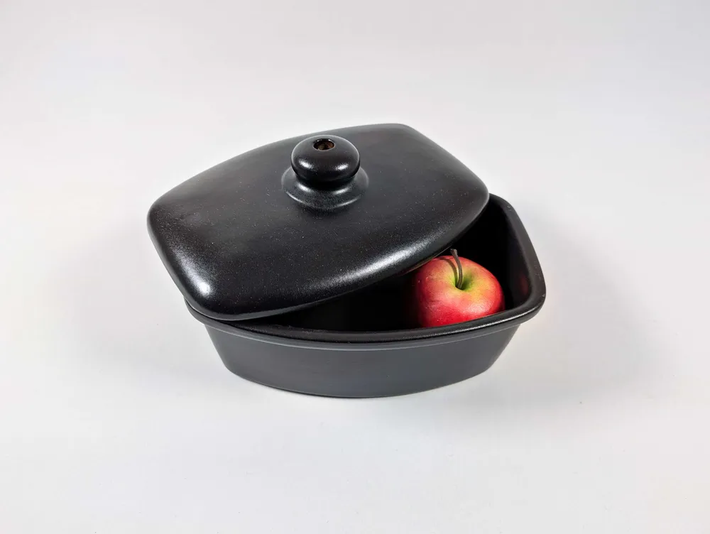 Tigaie cu mere coapte la cuptor manual, din mată neagră ceramică