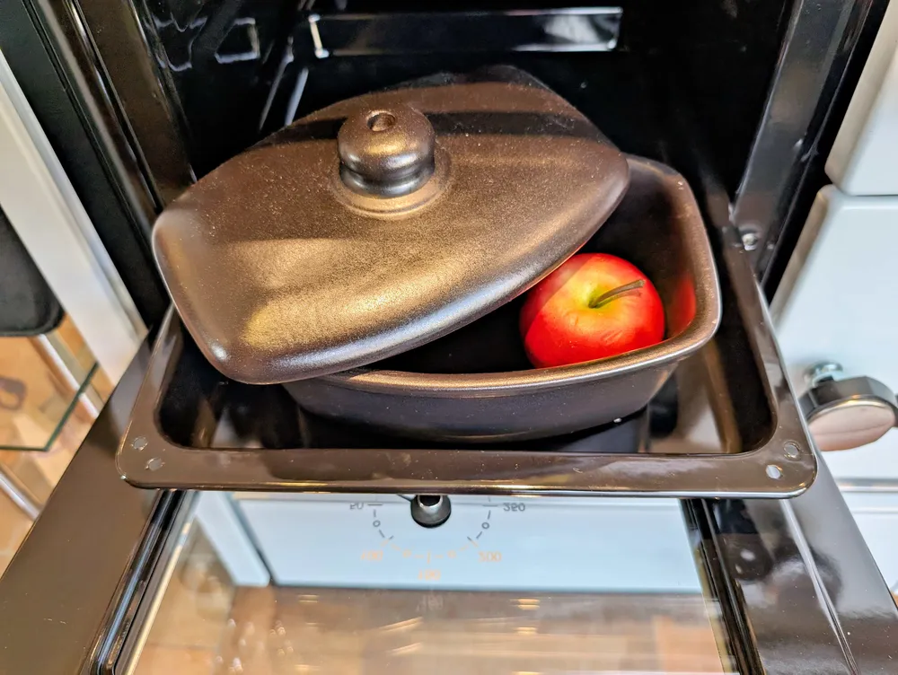 Tigaie cu mere coapte la cuptor manual, din mată neagră ceramică
